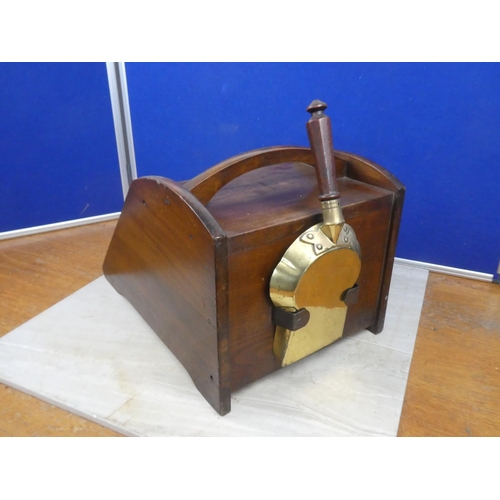 495 - A stunning antique mahogany coal scuttle with liner and scuttle. Approx 31x28x45cm.