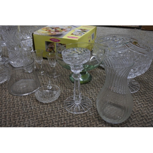 574 - A box lot of assorted glassware.