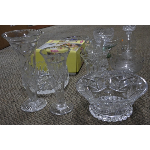 574 - A box lot of assorted glassware.