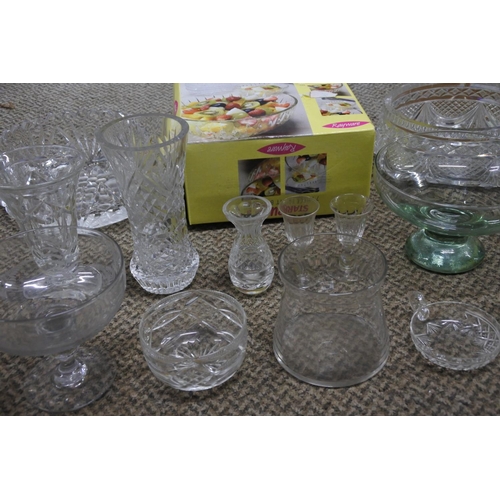 574 - A box lot of assorted glassware.