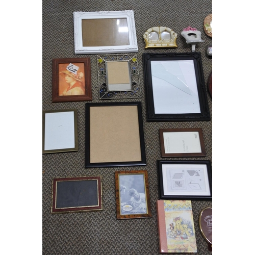 577 - A large lot of wooden and ceramic picture frames.