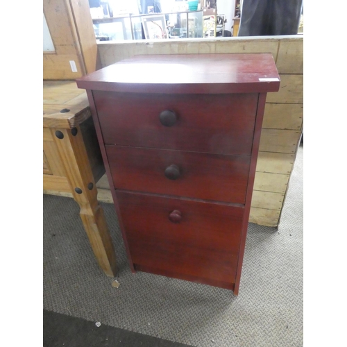 705 - A chest of three drawers.  Approx 49x82x40cm.