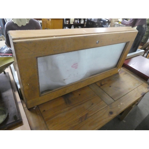 711 - A wooden cased shop counter display case.  Approx 106x52x13cm.