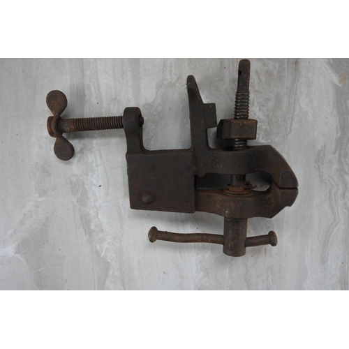 729 - A vintage woodworking clamp.