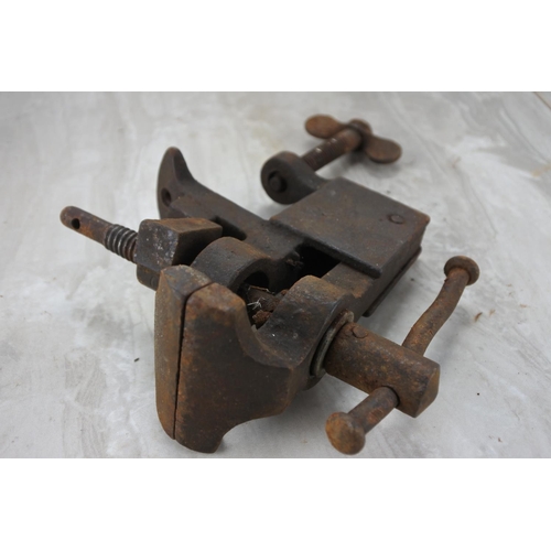 729 - A vintage woodworking clamp.