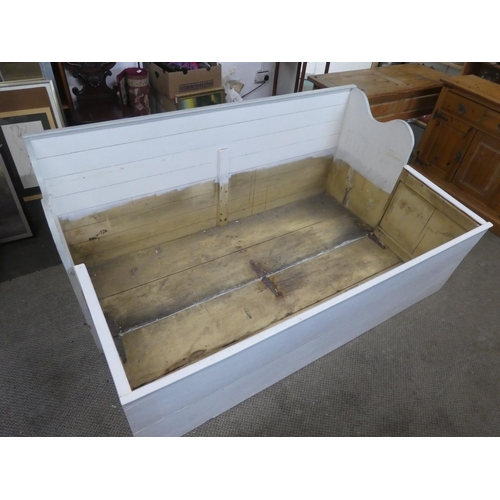 744 - A stunning antique pine settle bed.  Approx 190x85x58cm.