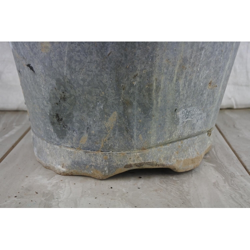 796 - A vintage galvanised bucket.