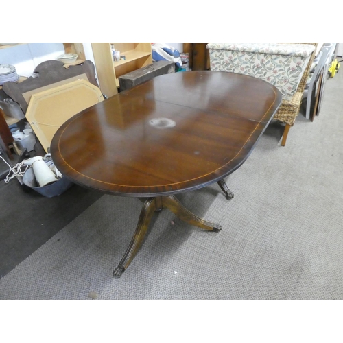 799 - A mahogany dining room table and six chair set.  Approx 100x160x75cm.