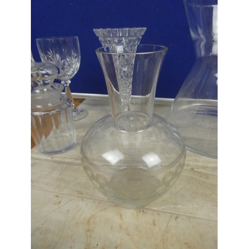 814 - A glass flower vase, two glass fruit bowls and lots more.