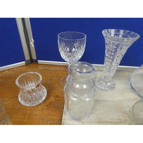 814 - A glass flower vase, two glass fruit bowls and lots more.