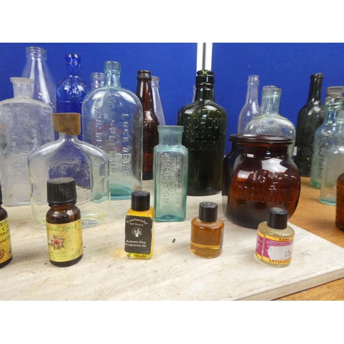 820 - A collection of vintage glass bottles to include Killyman Dairies, Gordon's Gin, Bovril Limited, P M... 