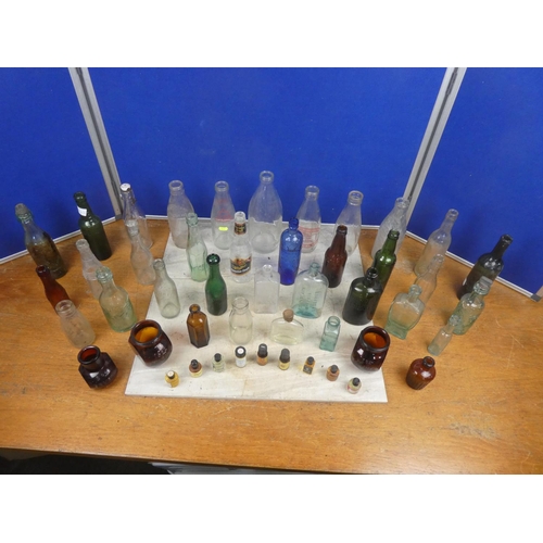 820 - A collection of vintage glass bottles to include Killyman Dairies, Gordon's Gin, Bovril Limited, P M... 