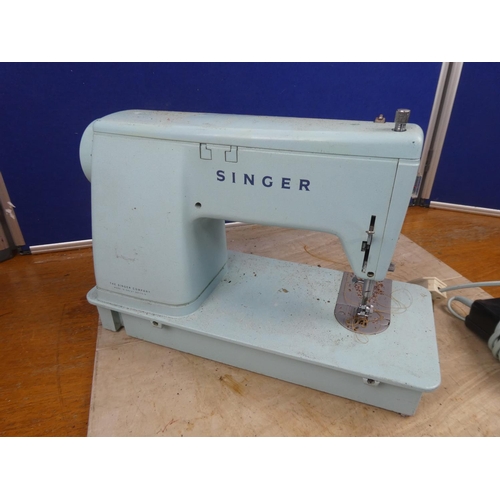 821 - A vintage Singer sewing machine.