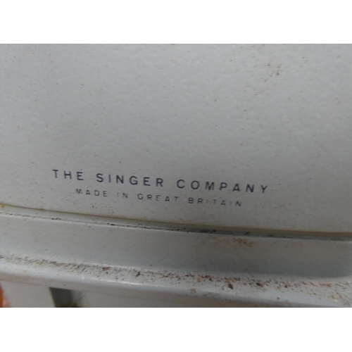 821 - A vintage Singer sewing machine.