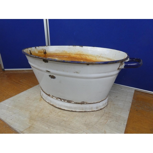 834 - A vintage enamel wash tub with one handle.