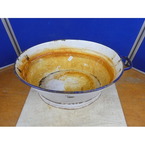 834 - A vintage enamel wash tub with one handle.