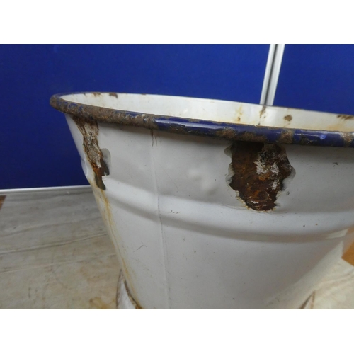 834 - A vintage enamel wash tub with one handle.