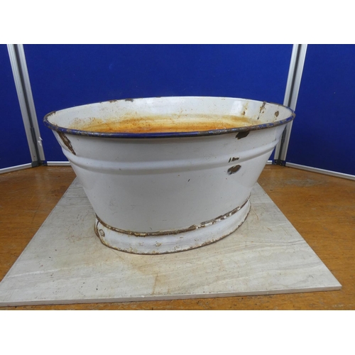 834 - A vintage enamel wash tub with one handle.