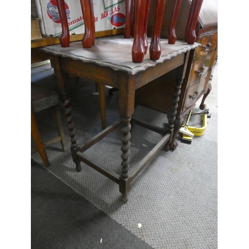 841 - A vintage oak table with barley twist legs.  Approx 60x72x46cm.