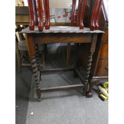 841 - A vintage oak table with barley twist legs.  Approx 60x72x46cm.