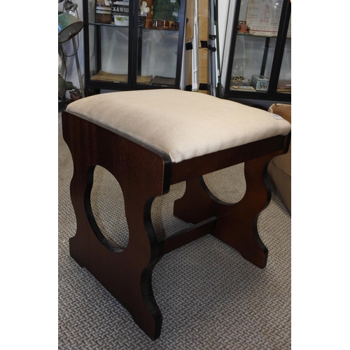 844 - A vintage dressing table stool.  Approx 45x48x40cm.