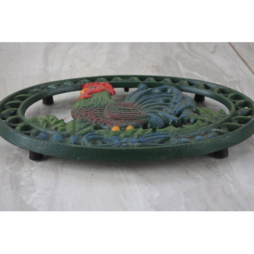 856 - A cast iron hen plaque/pot stand.