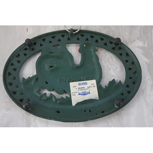 856 - A cast iron hen plaque/pot stand.