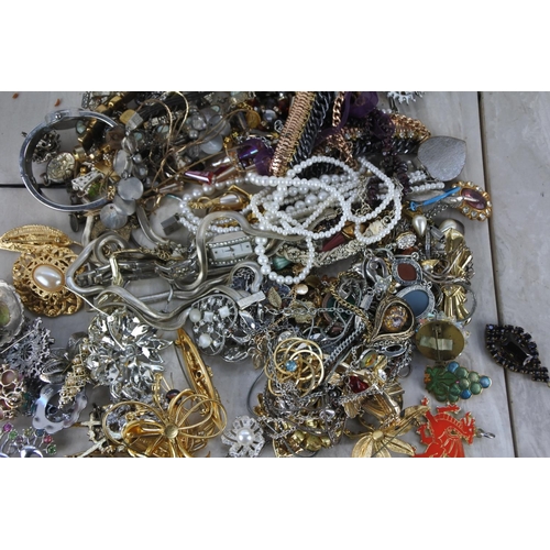 869 - A large lot of vintage costume jewellery.