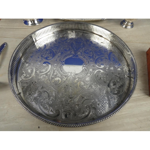 1000 - A lot of vintage silver plated ware to include a set of six teaspoons, a butter dish, flower holder ... 