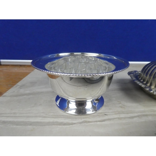 1000 - A lot of vintage silver plated ware to include a set of six teaspoons, a butter dish, flower holder ... 