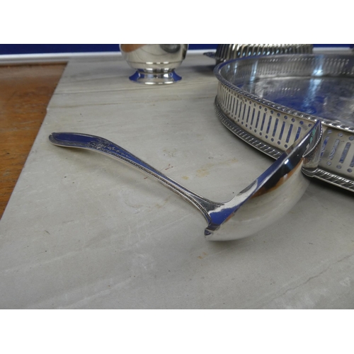 1000 - A lot of vintage silver plated ware to include a set of six teaspoons, a butter dish, flower holder ... 