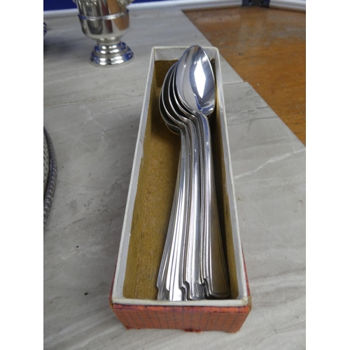 1000 - A lot of vintage silver plated ware to include a set of six teaspoons, a butter dish, flower holder ... 