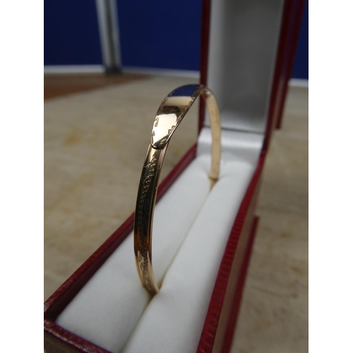 901 - A child's rolled gold bangle.