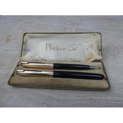 905 - A vintage cased Parker 51 fountain pen and pencil set.