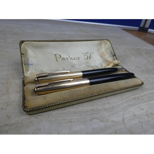 905 - A vintage cased Parker 51 fountain pen and pencil set.