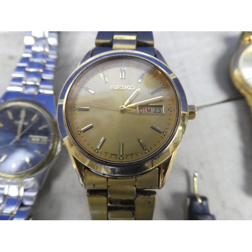 942 - A large lot of assorted watches by Seiko, for parts and repair.