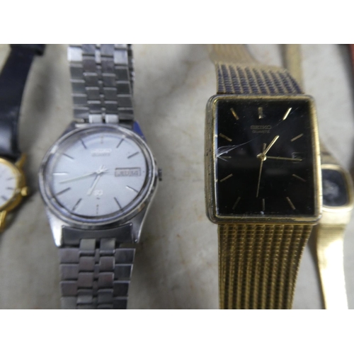 942 - A large lot of assorted watches by Seiko, for parts and repair.