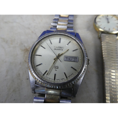 942 - A large lot of assorted watches by Seiko, for parts and repair.