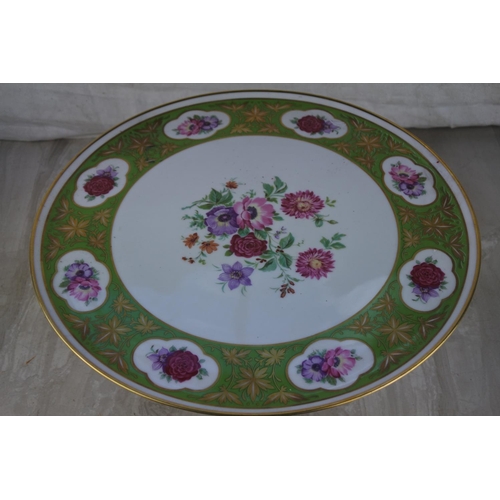 1008 - A stunning Kaiser, West German pottery cake plate with gilt and floral pattern.