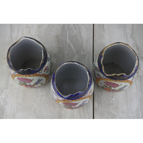 1009 - A set of three floral patterned vases.