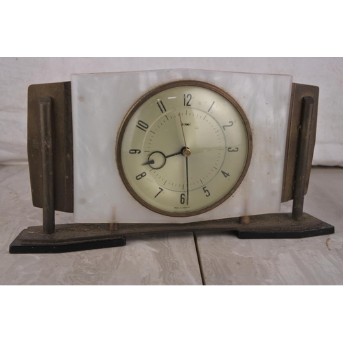 1019 - A vintage Metamec mantle clock.