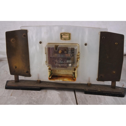 1019 - A vintage Metamec mantle clock.