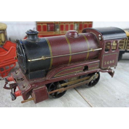 1032 - A collection of vintage Hornby carriages, a 5600 train, three wooden Castrol barrels and more.