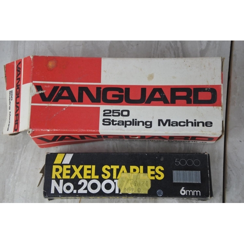 1034 - A vintage boxed Vanguard 250 stapling machine and a box of Rexel staples.