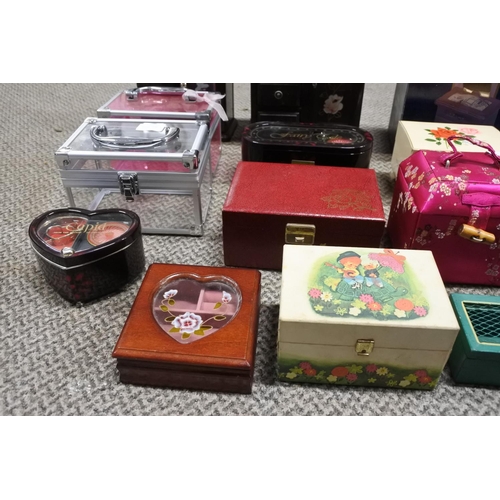 1040 - A large lot of assorted jewellery boxes and trinket boxes.