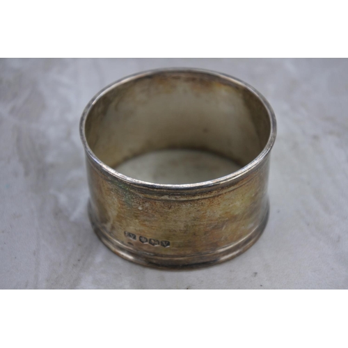 1059 - A sterling silver napkin ring.