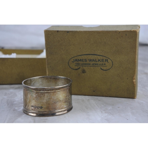 1059 - A sterling silver napkin ring.