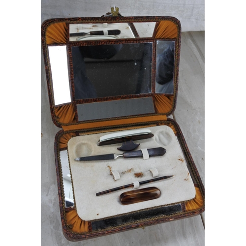 1081 - A vintage part vanity set.