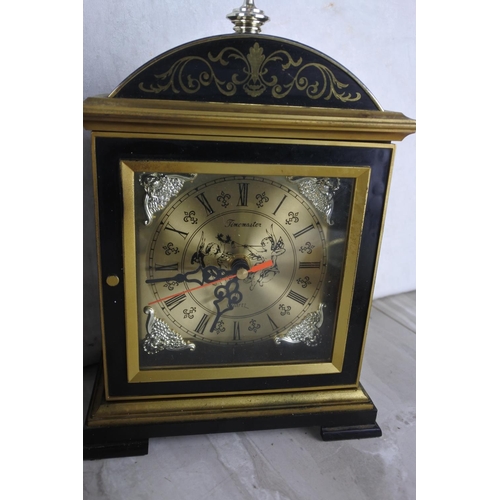 1095 - A very large lot of assorted mantle and wall clocks.