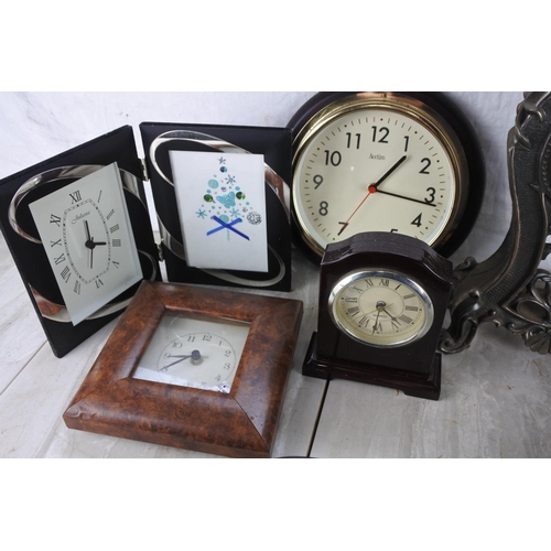 1095 - A very large lot of assorted mantle and wall clocks.